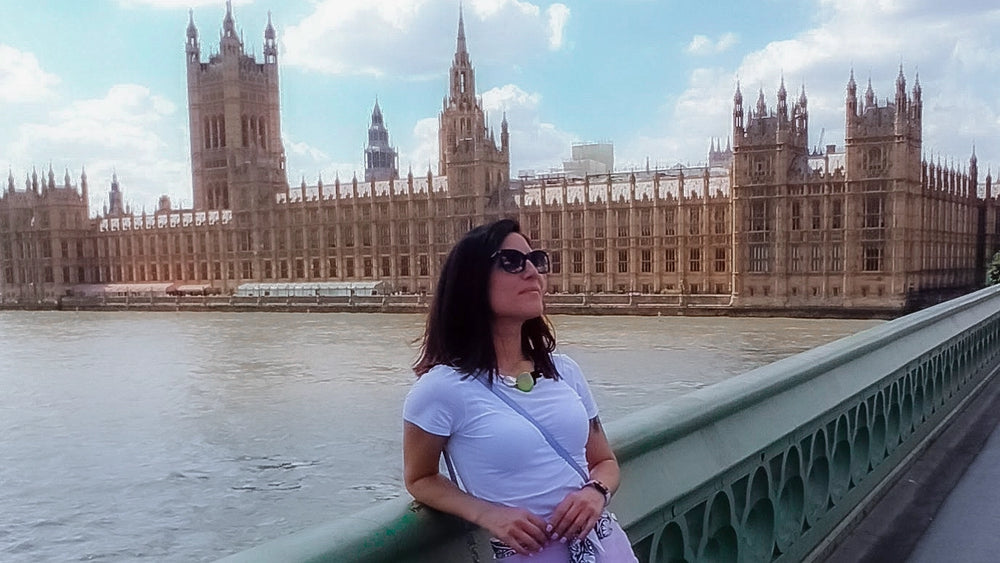 Irene Bonora sul lungofiume a Londra