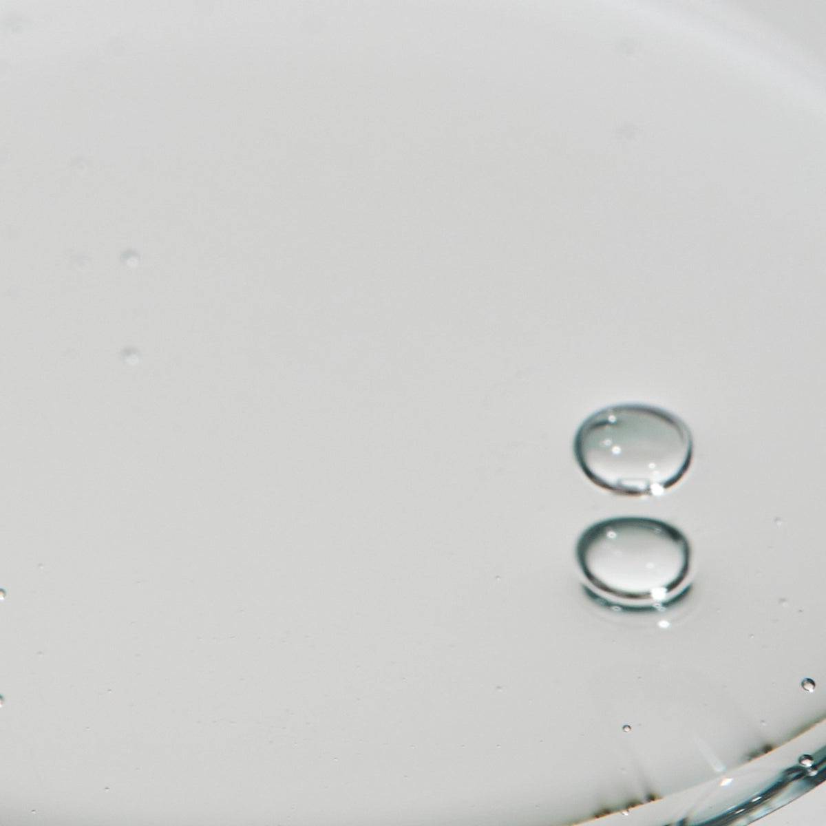 Il tubo del bagnoschiuma che lascia cadere il gel sulla mano