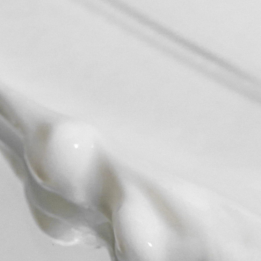 La texture del balsamo, una crema bianca densa