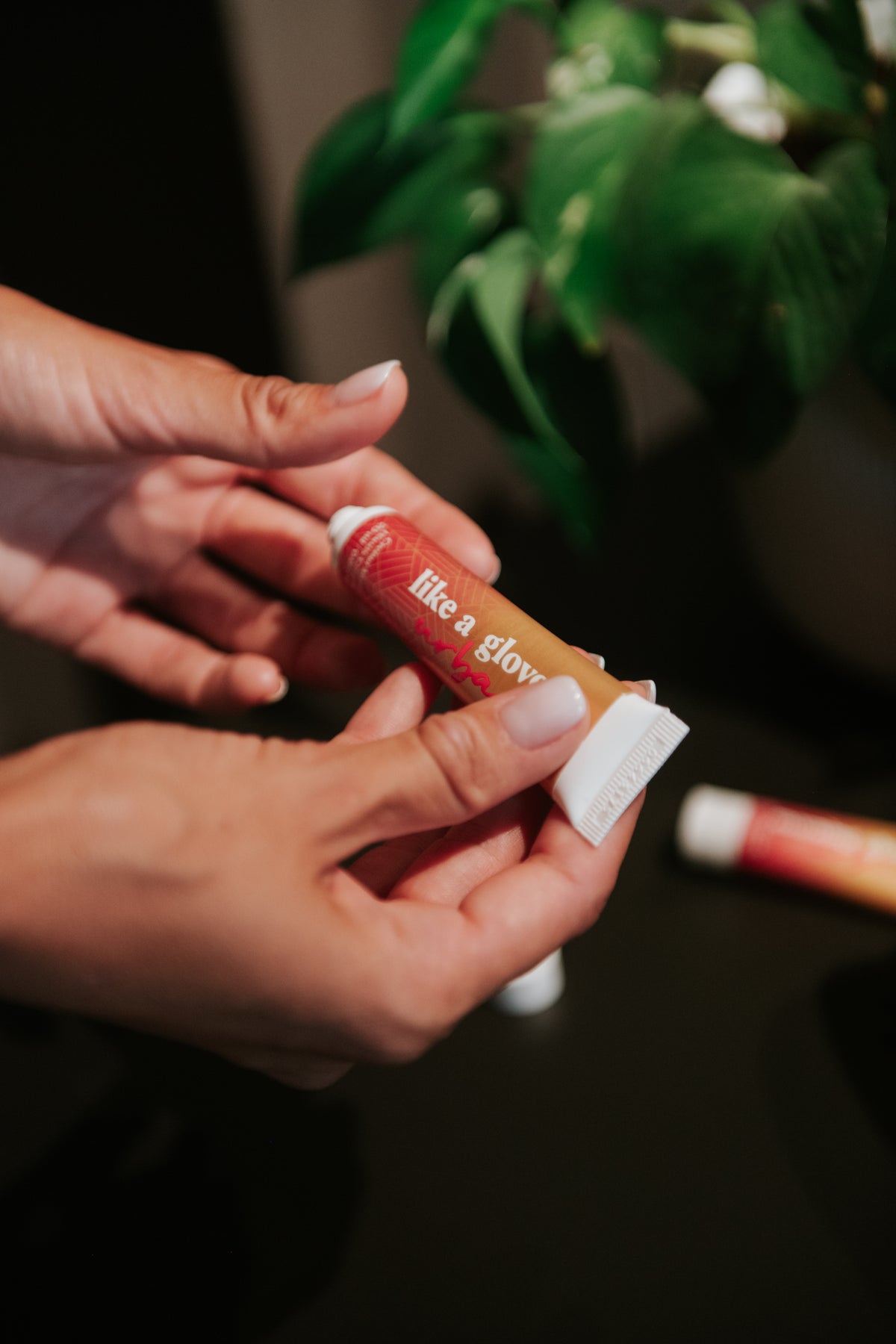 La texture della crema mani, montata e bianca