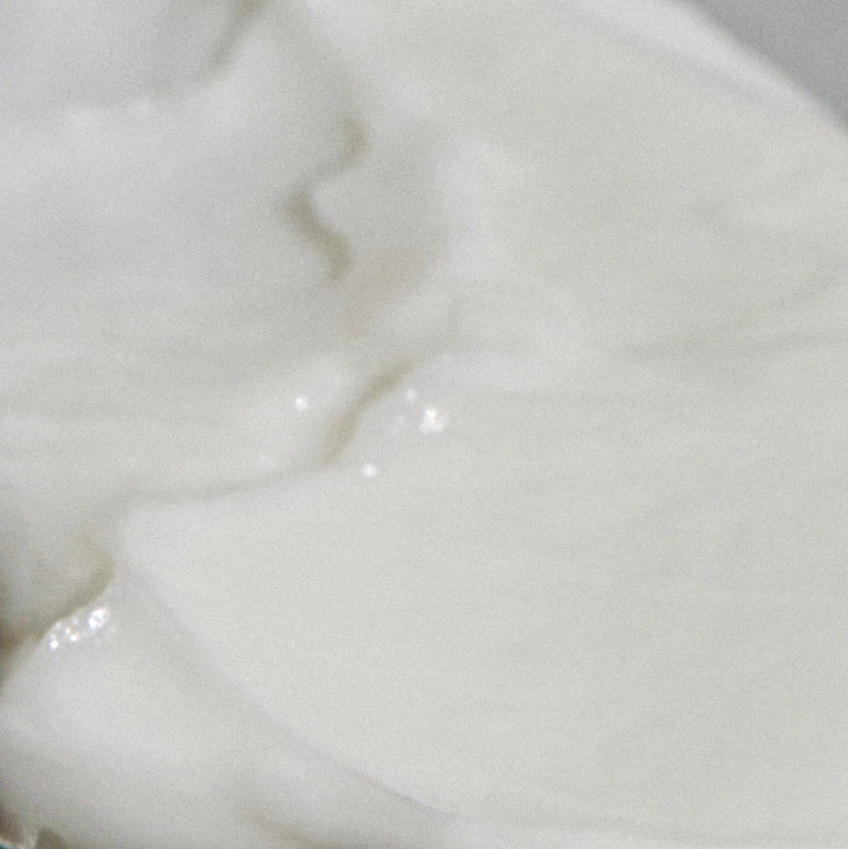 La texture della crema mani, montata e bianca