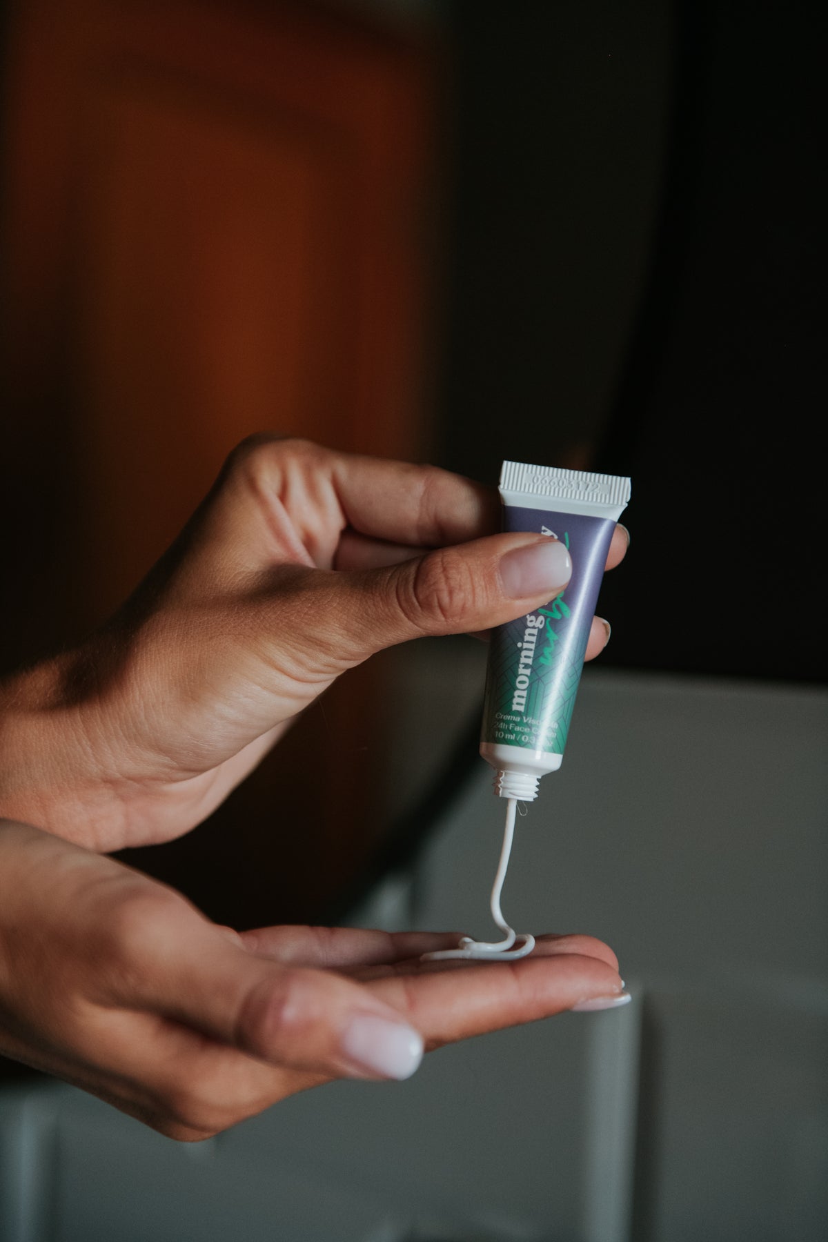 Una donna che applica la crema viso con le dita