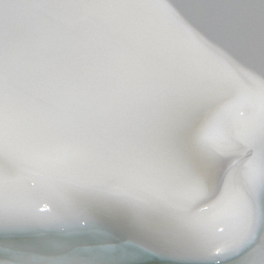 Una donna che applica la crema viso con le dita
