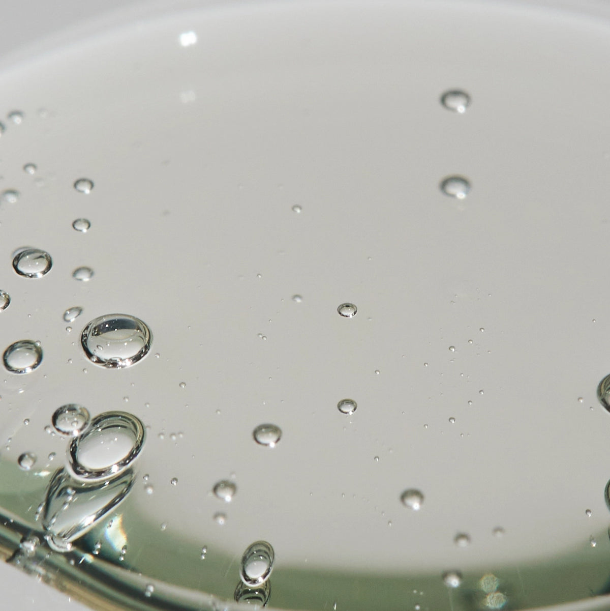 Il tubo dello shampoo spremuto sotto la doccia