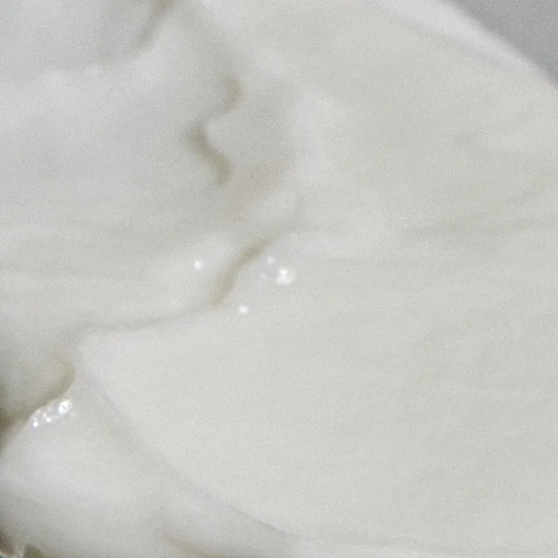 La texture della crema mani, montata e bianca